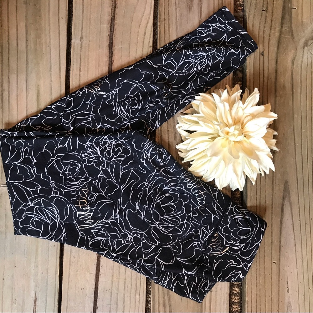 Like New Fabletics black grey metallic leggings